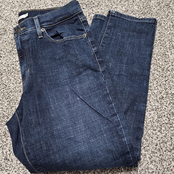 NEW Levi's Cropped Mid Rise Jeans - Picture 5 of 15
